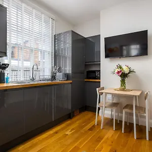 Contemporary Ground Floor - Town Centre With Parking! Cheltenham